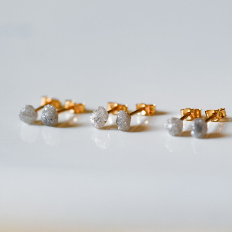 ホワイトダイヤモンドの原石ミニピアス 天然石 鉱物 ダイアモンド (No.2691)
